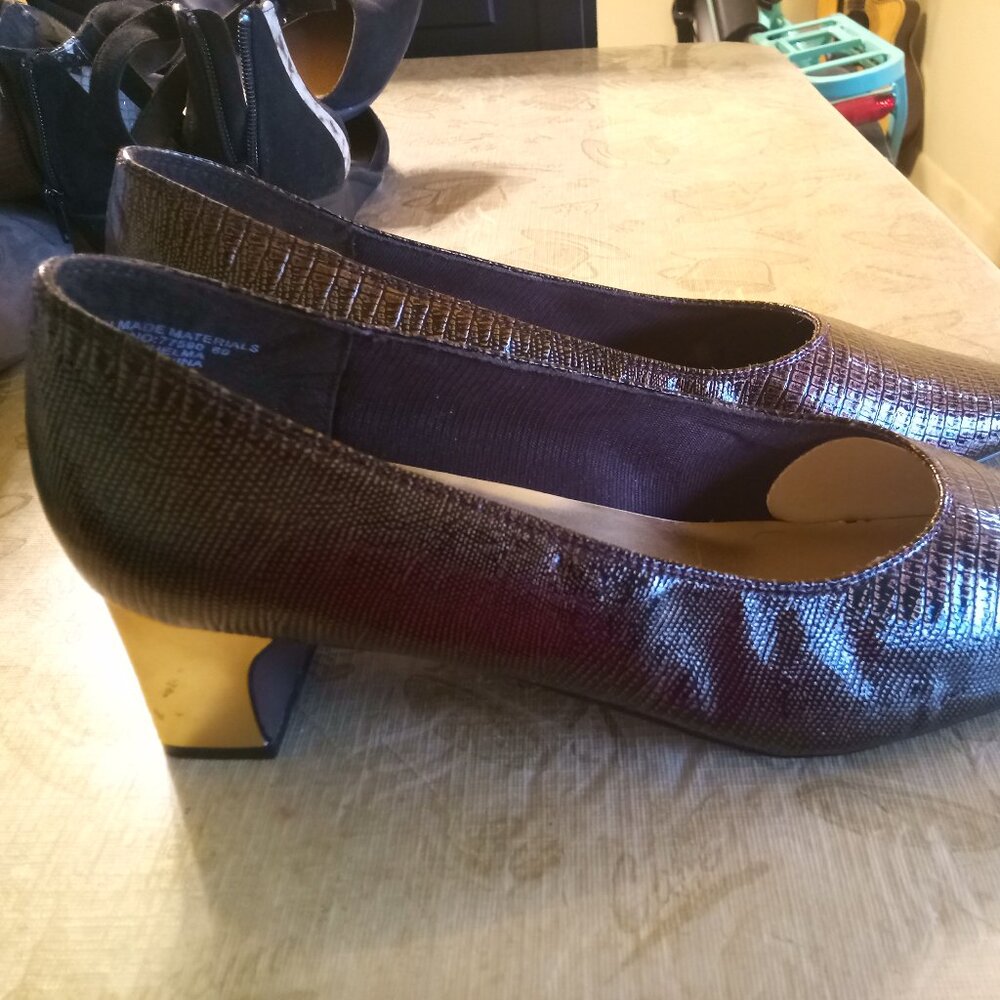 Vintage Women's Brown Leather with Gold Heels size 11